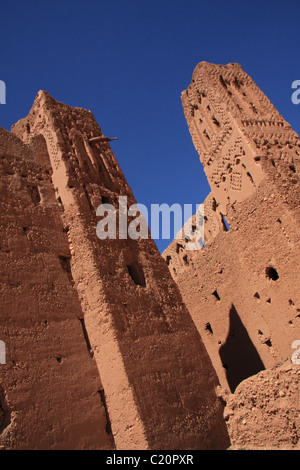 Kasbah dettaglio torretta torre con motivi berberi,Valle di OneTthousand casbah, oasi itinerario turistico, Alto Atlante, il sud del Marocco Foto Stock