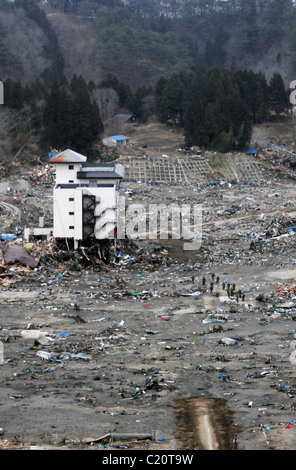 Foto aerea adottate il 15 marzo 2011 mostra la città devastata di Wakuya, Giappone, in seguito al terremoto + tsunami successive. Foto Stock