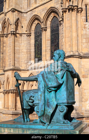 L'imperatore romano Costantino statua al di fuori di York Minster e York, North Yorkshire, Inghilterra, Regno Unito. Foto Stock