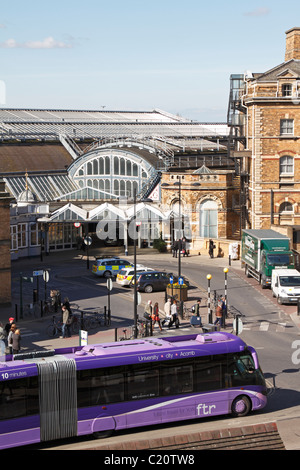 Un ftr bendy bus fuori la stazione ferroviaria di York, York, North Yorkshire, Inghilterra, Regno Unito. Foto Stock