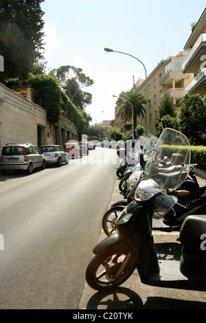 Scooter in tipico borgo italiano via, Roma Foto Stock