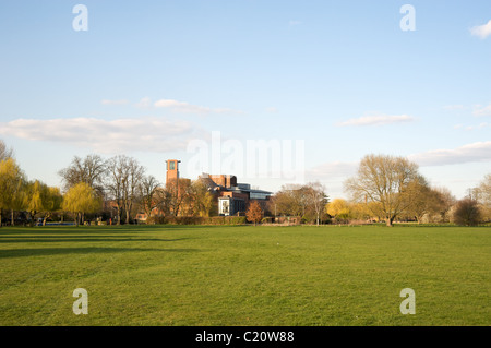 Il teatro di RSC come visto dai motivi di ricreazione, Stratford-upon-Avon, Warwickshire, Inghilterra, Regno Unito Foto Stock