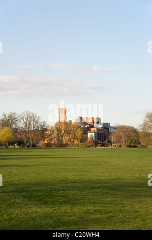 Il teatro di RSC come visto dai motivi di ricreazione, Stratford-upon-Avon, Warwickshire, Inghilterra, Regno Unito Foto Stock