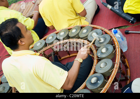 Un musicista svolge un khong wong yai (tailandese tradizionale strumento). Phimai, Nakhon Ratchasima, Thailandia Foto Stock