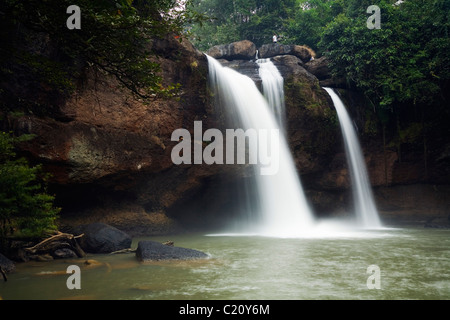 Nam Tok Haew Suwat (Haew Suwat cascata) nel Parco Nazionale di Khao Yai. Khao Yai, Nakhon Ratchasima, Thailandia Foto Stock