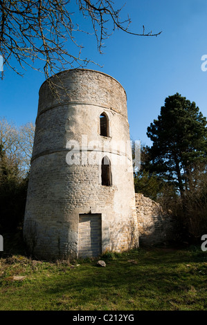 Derelitti Coates Roundhouse sul Tamigi e Severn Canal nel Gloucestershire, England, Regno Unito Foto Stock