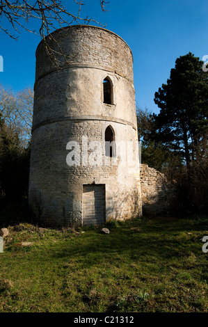 Derelitti Coates Roundhouse sul Tamigi e Severn Canal nel Gloucestershire, England, Regno Unito Foto Stock