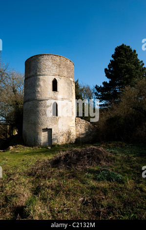 Derelitti Coates Roundhouse sul Tamigi e Severn Canal nel Gloucestershire, England, Regno Unito Foto Stock