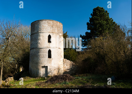 Derelitti Coates Roundhouse sul Tamigi e Severn Canal nel Gloucestershire, England, Regno Unito Foto Stock