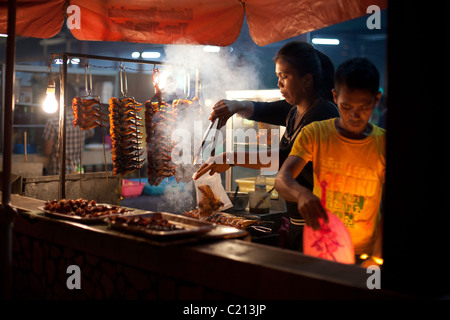 Venditori ambulanti a Kampung aria mercato notturno - Pasar Malam, Kota Kinabalu, Sabah, Malaysia Foto Stock