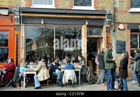 Persone mangiare fuori Campania Gastronomia ristorante in Columbia Road Flower Market Tower Hamlets London Inghilterra England Regno Unito Foto Stock