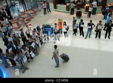 I viaggiatori nella sala degli arrivi all'Aeroporto di Suvarnabhumi Airport. Bangkok. Della Thailandia