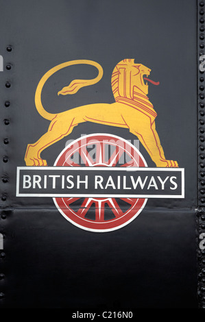 Early British Railways emblema conosciuta come 'ciclismo lion' sul lato di un dipinto di nero GWR serbatoio del motore. Foto Stock