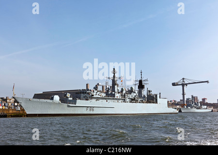 HMS Cumberland al fianco di Devonport Dockyard Foto Stock