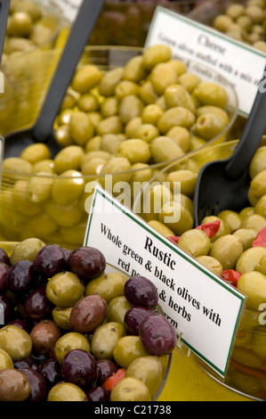 Verde e olive nere in vendita a Dartmouth Food Festival, Devon, ottobre 2010. Foto Stock