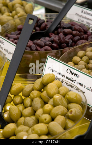 Verde e olive nere in vendita a Dartmouth Food Festival, Devon, ottobre 2010. Foto Stock