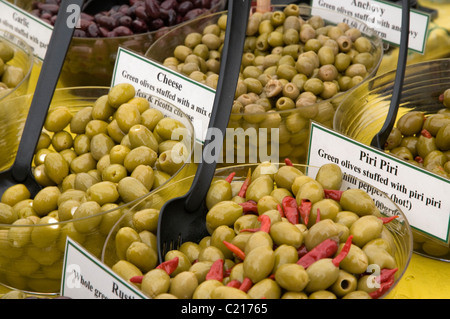 Verde e olive nere in vendita a Dartmouth Food Festival, Devon, ottobre 2010. Foto Stock