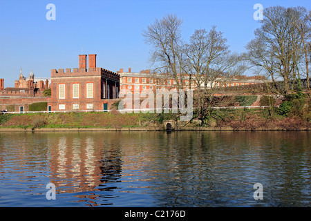 Il fiume il Tamigi a Hampton Court Palace, Surrey England Regno Unito. Foto Stock