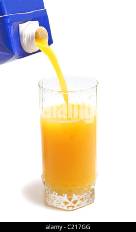 Il succo di arancia in imballaggio e vetro isolato su sfondo bianco Foto Stock
