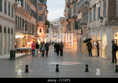 Corfù, Grecia. Ottobre. Per le strade della città di Corfù. Di sera. Foto Stock