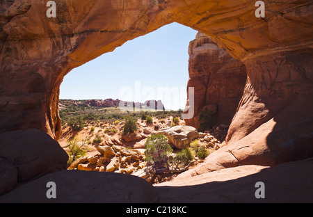 Guardando attraverso arco spezzato nel Parco Nazionale di Arches, Utah, Stati Uniti d'America. Foto Stock