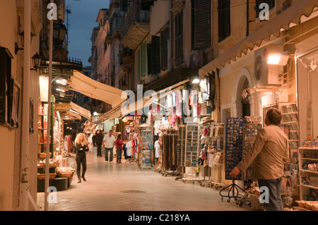 Corfù, Grecia. Ottobre. Per le strade della città di Corfù. Di sera. Foto Stock