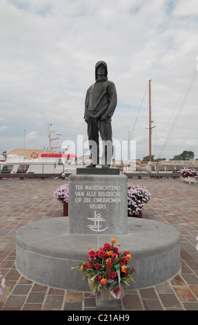 Statua commemorativa di pescatori belgi perso in mare a Nieuwpoort, Fiandre Occidentali, Belgio. Foto Stock