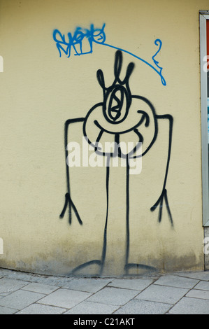 Graffiti di creatura gnomelike su una parete a Monaco di Baviera Foto Stock