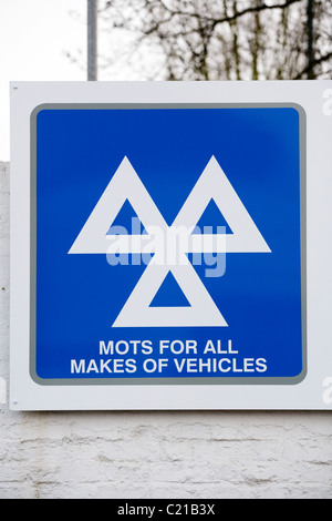 MOT / MOTs segno / logo presso un garage che è anche un ministero dei Trasporti auto e test del veicolo e la stazione di servizio. Foto Stock