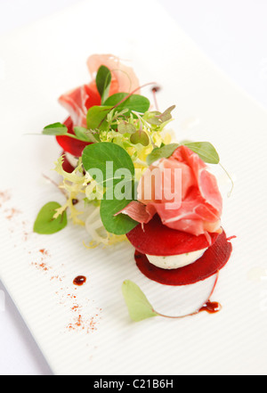 Insalata di barbabietole con formaggio di capra Foto stock - Alamy