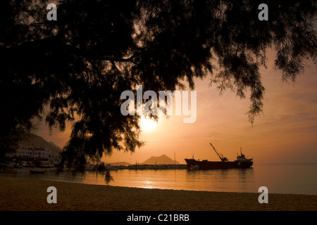 Retroilluminato con vista della spiaggia e porto di Aegiali, sul Greco Cyclade isola di Amorgos. Foto Stock