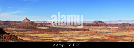 Deserto panorama dalla Indian Creek area della Utah con gli aghi di Canyonlands e distretto nord sei shooter tower Foto Stock