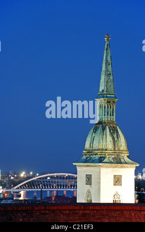 In alto di San Martino cattedrale in Bratislava al crepuscolo Foto Stock