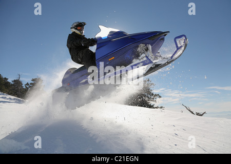 L uomo e la rapida azione motoslitta jumping Foto Stock