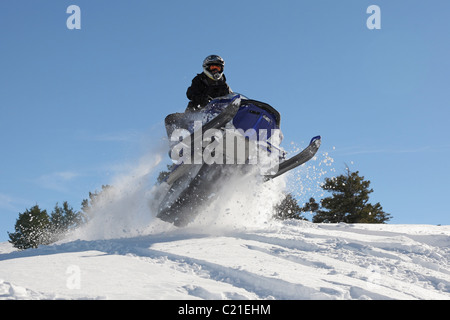 L uomo e la rapida azione motoslitta jumping Foto Stock