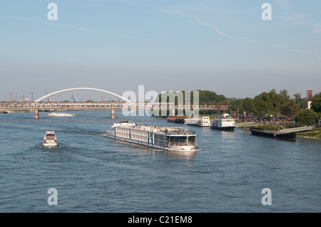 Il traffico sul fiume Danubio a Bratislava, in Slovacchia Foto Stock