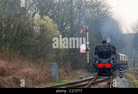 Standard Classe 5 locomotiva a vapore si avvicina a ramsbottom stazione in Lancashire, parte dell'east lancs railway Foto Stock