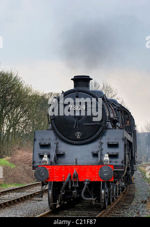 Standard Classe 5 locomotiva a vapore si avvicina a ramsbottom stazione in Lancashire, parte dell'east lancs railway Foto Stock