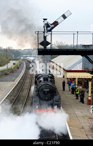 Standard Classe 5 locomotiva a vapore tira a ramsbottom stazione in Lancashire Foto Stock