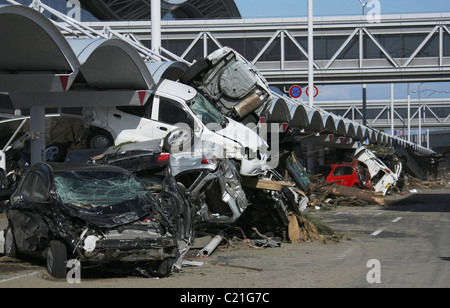 Distrutto auto all'Aeroporto di Sendai in Giappone all'indomani del marzo 2011 terremoto + tsunami successive. Foto Stock