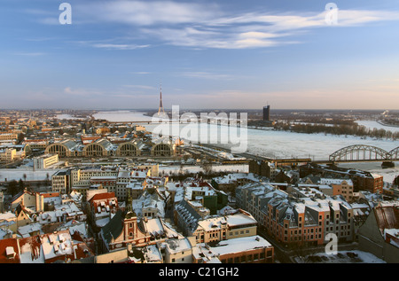 Old Riga vista in inverno sul tramonto Foto Stock