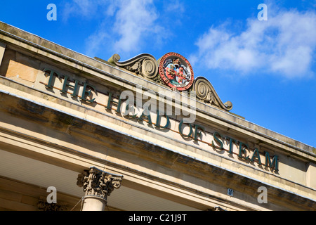 Testa di vapore presso la Stazione Ferroviaria di Huddersfield West Yorkshire Foto Stock