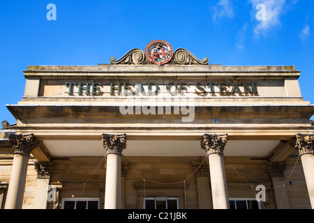 Testa di vapore presso la Stazione Ferroviaria di Huddersfield West Yorkshire Foto Stock