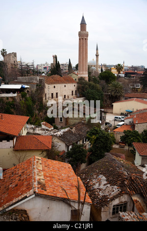 Tetti sopra la città vecchia di Antalya, mostrando il tredicesimo secolo moschea e il famoso minareto scanalato Foto Stock