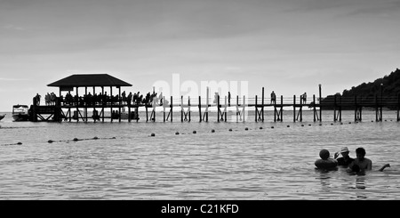 Il jetty di Pinau Manukan Island Foto Stock