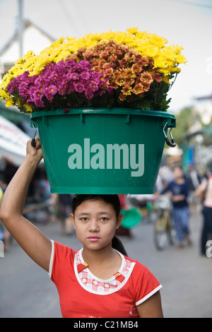 Birmano venditore di fiori nella città di confine di Mae Sot, Tak, Thailandia Foto Stock