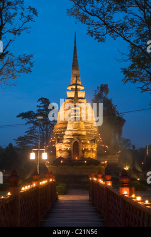 Le rovine di Wat Sa Si (noto anche come stagno sacro monastero) illuminata di notte in The Sukhothai Historical Park. Sukhothai, Thailandia Foto Stock