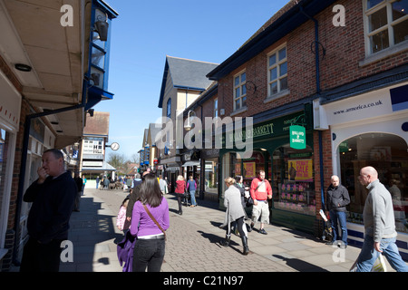 Gli amanti dello shopping, shopping in arieti a piedi in petersfield Foto Stock