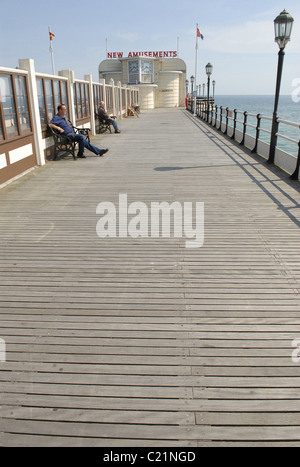 Vista lungo la passerella a Worthing Pier, Worthing, West Sussex, in Inghilterra. Foto Stock