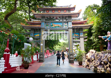 Ingresso alla Haw Par Villa, 'Tiger Balm Gardens' di Singapore . Costruito nel 1937 un pacchiano parco pieno di statue insoliti Foto Stock